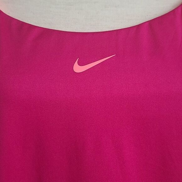 NIKE Workout top. - Picture 2 of 12